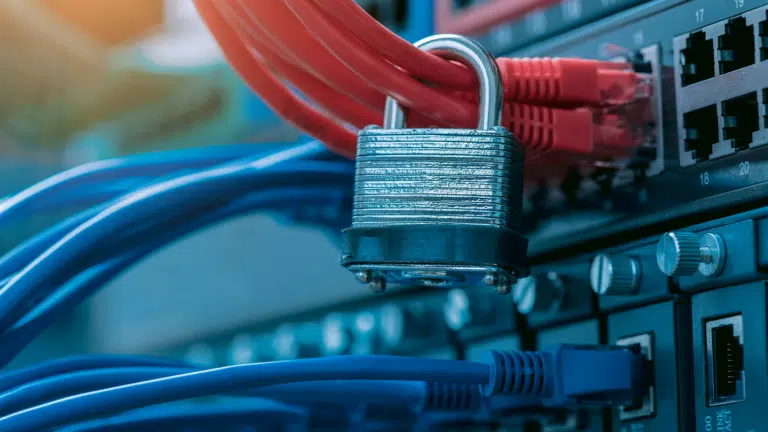 Mit Schirm, Charme und Drohne: Der Faktor Mensch in der Informationssicherheit